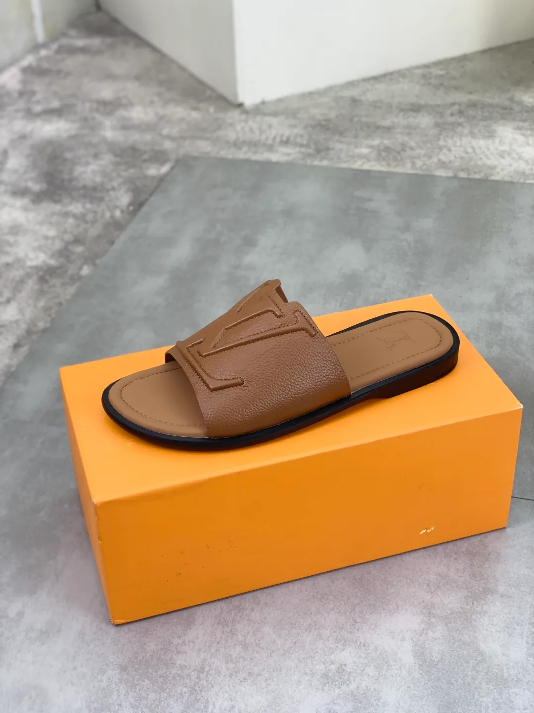 Men's shoes 💰P340 💰【New style】🆘 High quality 【LOUIS VUITTON】The popular Louis Vuitton LV men's slippers on the official website are on sale simultaneously! Original pebbled calfskin fabric imported from Italy. Original factory special supply. Size: 38-46. 4️⃣ colors available.